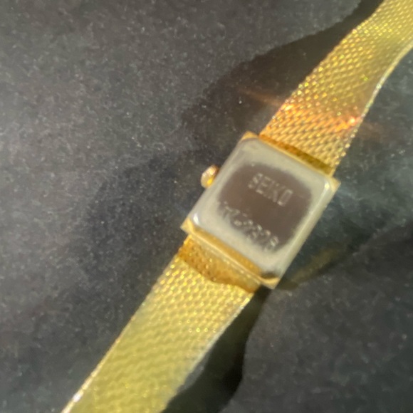 Estate Seiko Women’s Timepiece in 14K Gold with Genuine Diamond Accents - Picture 9 of 11